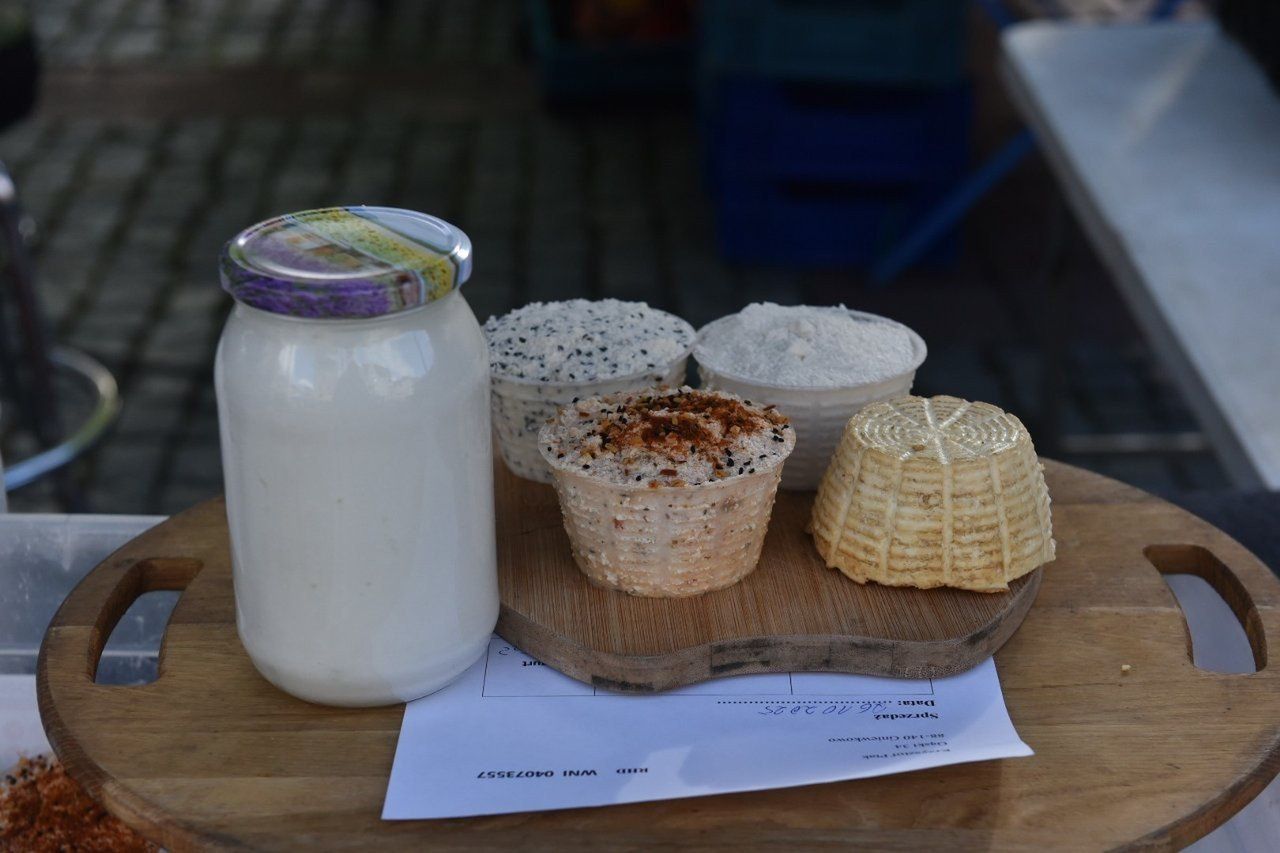 Doceńmy to, co mamy zdrowego, lokalnego i niekosztownego - mówi Filip Malinowski. To założyciel Fundacji Zdrowego Życia w Toruniu, organizator Wolnego Jarmarku Toruńskiego, organizator warsztatów zielarskich, szef &#34;Chwast Prast  Vegetarian Bistro&#34;, chodząca vege encyklopedia. Na zdjęciu: przy swoim stoisku na Wolnym Jarmarku.