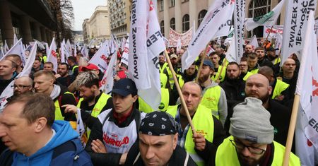 Górnicy grożą strajkiem. Chcą 300 mln zł, a wydobycie spada