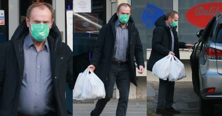 Donald Tusk kupuje amerykańską colę w polskich delikatesach (ZDJĘCIA)