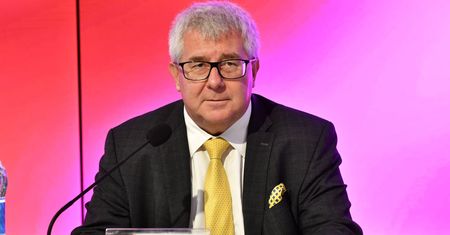 Kilometrówki i asystenci. Śledztwo, czy Czarnecki wyłudził pieniądze z PE, trwa