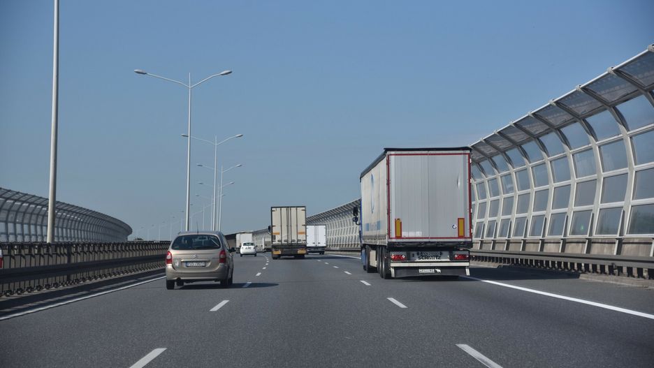East News archiwum
Fot. Bartlomiej Magierowski/East News. Wroclaw 26.06.2023. Zmiana przepisow na autostradach, zakaz wyprzedzania dla aut ciezarowych. N/z: ciezarowki na autostradzie A8 we Wroclawiu.
Bartlomiej Magierowski