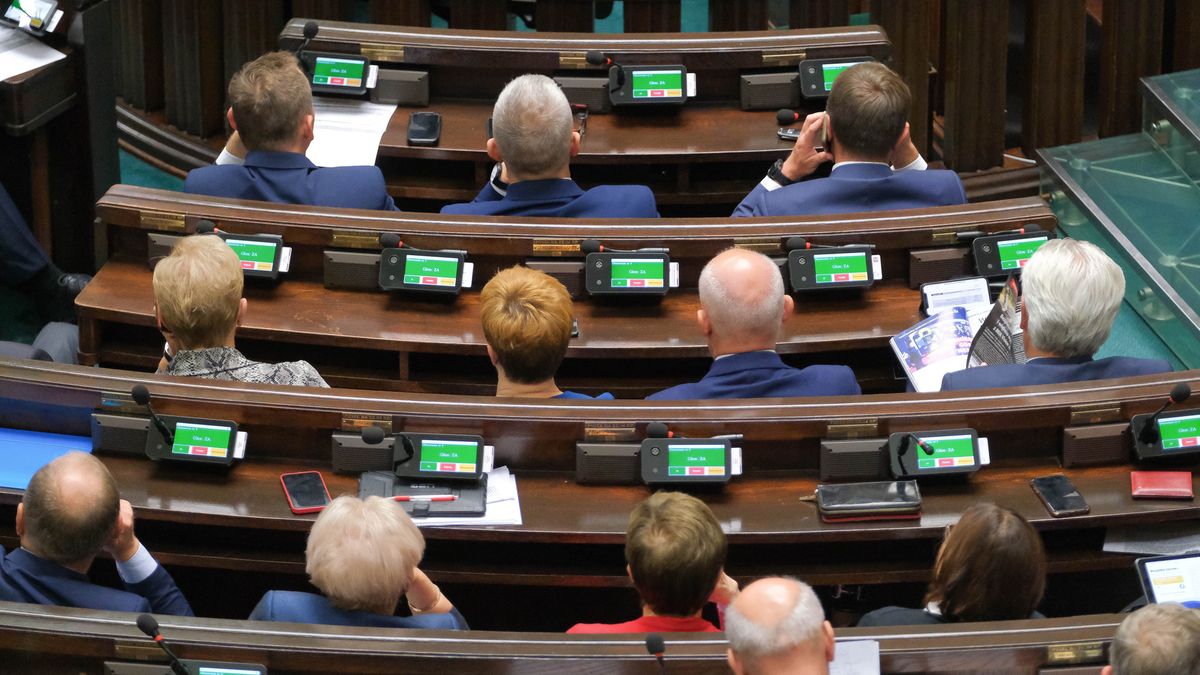 Warszawa, 28.09.2022. Posłowie głosują podczas posiedzenia Sejmu w Warszawie, 28 bm. Sejm skierował projekt dotyczący przesunięcia wyborów samorządowych do dalszych prac w komisji. Posłowie nie przyjęli wniosków opozycyjnych klubów KO, PSL oraz Lewicy o odrzucenie projektu w pierwszym czytaniu. (mr) PAP/Mateusz Marek