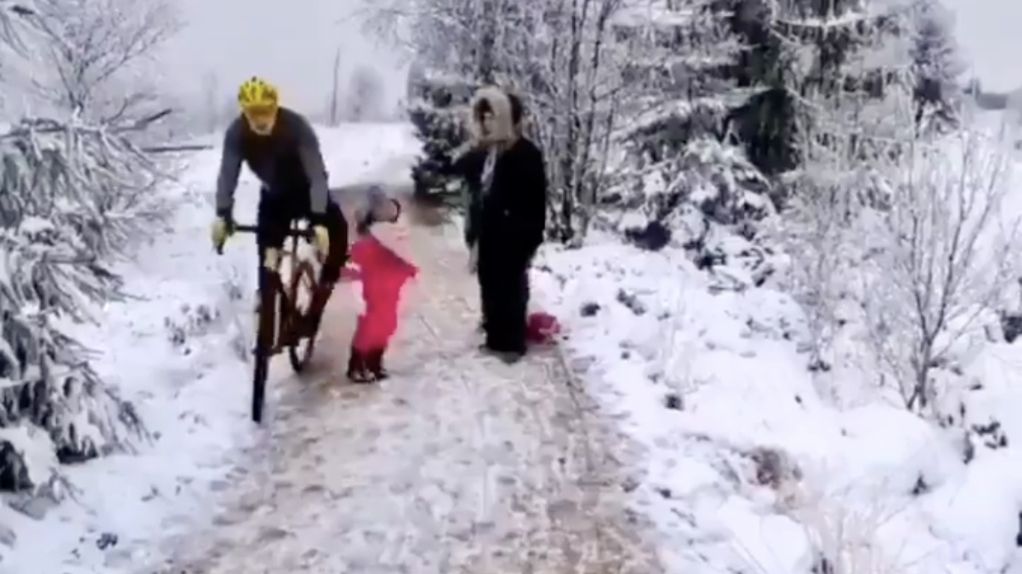 Karygodne zachowanie rowerzysty