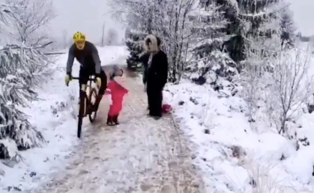 Skandaliczne zachowanie rowerzysty. Kopnął 5-latkę! [WIDEO]