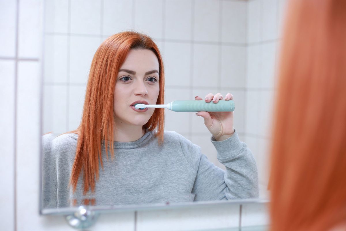 Mycie zębów szczoteczką soniczną poprawi ich biel i zdrowie