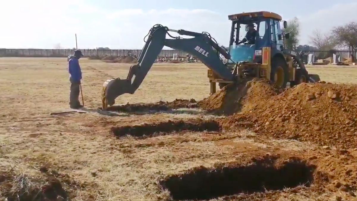 Masowe kopanie grobów w RPA?