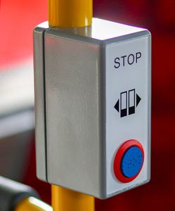 Warszawa. Zimno, więc potrzebne gorące guziki. Sam otwieraj drzwi w tramwaju