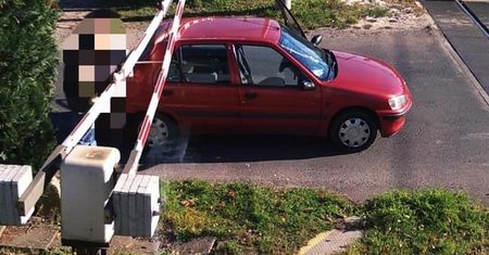 83-latek za kierownicą. Przerażający błąd kierowcy peugeota na rogatkach