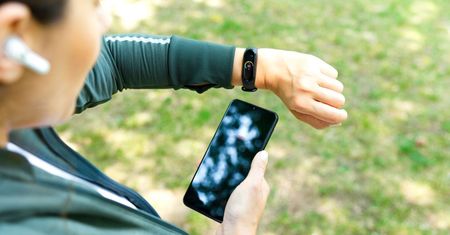 Jaki smartband kupić? Ranking najlepszych opasek sportowych