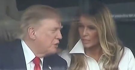 Melania szeptała do Trumpa. Ekspertka odczytała słowa