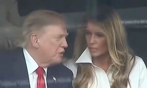 Melania szeptała do Trumpa. Ekspertka odczytała słowa