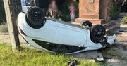 Dachowanie pojazdu w Warze. Pomocy poszkodowanym udzielił policjant w czasie wolnym od służby