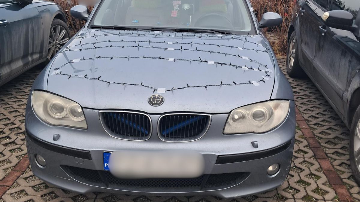 Tak kierowca z Poznania przyozdobił swój samochód na święta.