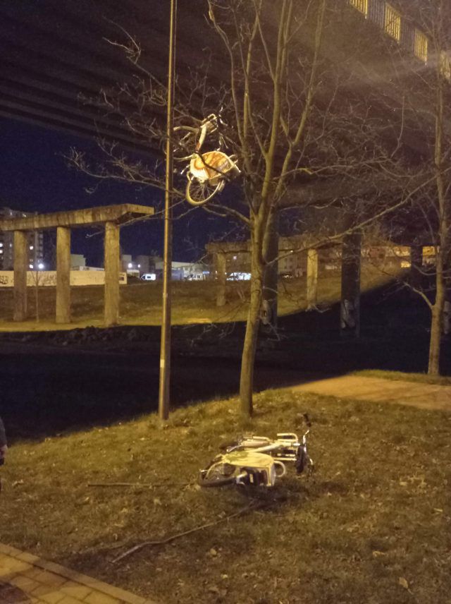 Stał na wiadukcie i zrzucał miejskie rowery. Nastolatka zatrzymali wracający ze służby do domu policjanci (zdjęcia)