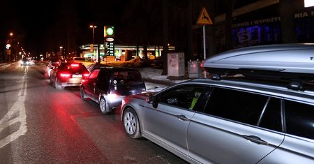 Szaleństwo na stacjach paliw. Wielkie kolejki i podwyżki cen. Orlen zabiera głos
