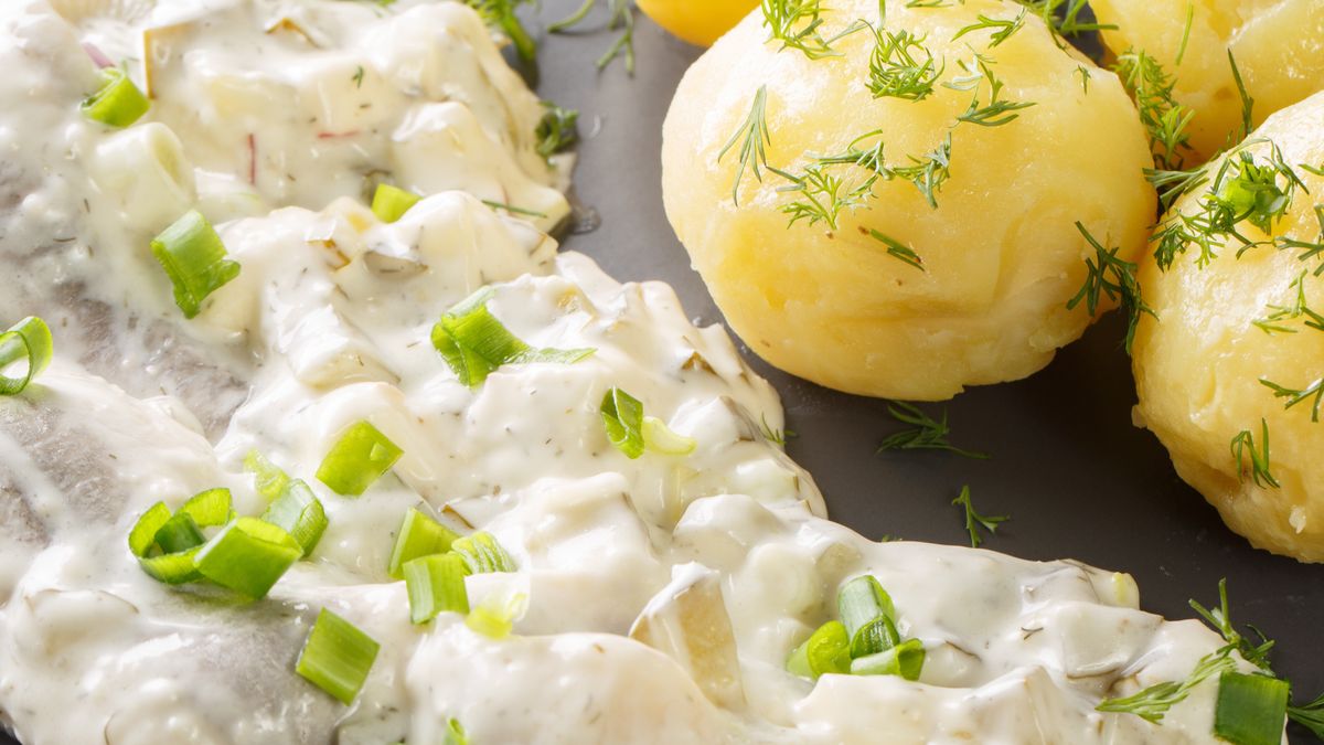 Śledzie z porem w śmietanie smakują wybornie