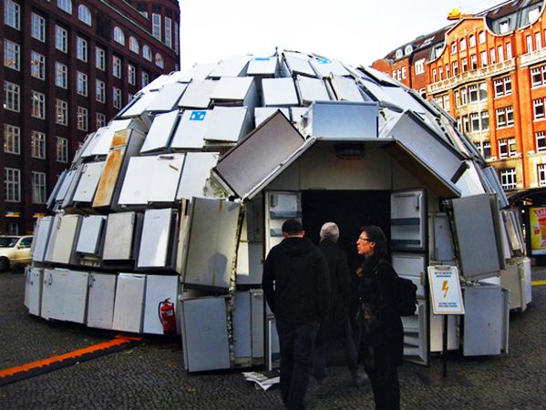 Potężne igloo stworzone z 322 lodówek 2
