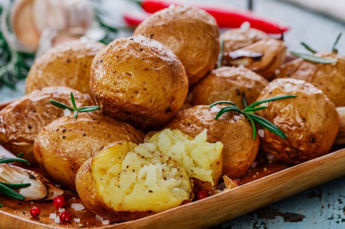 Perfect baked potatoes: Crispy skin, fluffy inside secrets