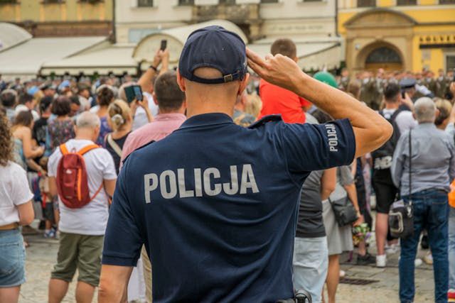 Zniszczenie mienia w Ostrowcu Świętokrzyskim – uszkodzono samochód osobowy