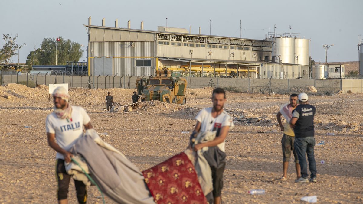 TATAOUINE, TUNISIA - JULY 13: Protesters, setting up tents in front of an oil facility, where oil wells are intensely located, hold a sitting action over the death of a young man, killed earlier this week in a town close to the border with Libya and against unemployment in Kamour, the southern governorate, Tataouine, Tunisia on July 13, 2020. Tunisian army took security measurements in the area. (Photo by Yassine Gaidi/Anadolu Agency via Getty Images)