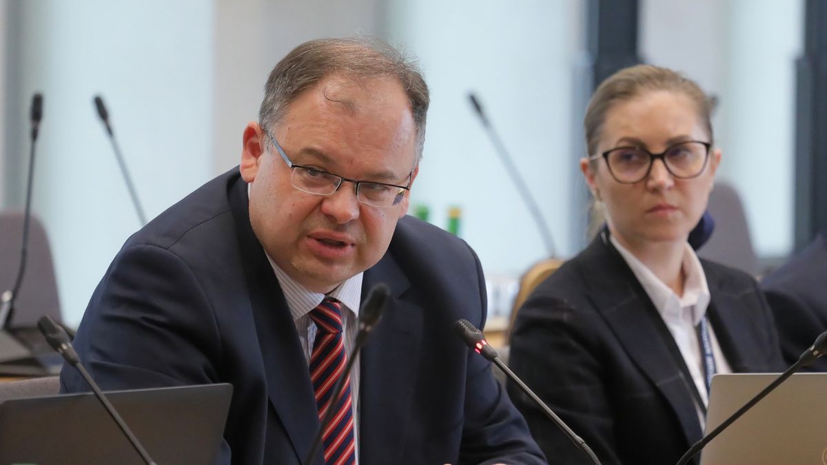 Anita Oleksiak to nowa prezes PAŻP. Prezes ULC Piotr Samson ogłosił, że jeszcze w trakcie posiedzenia podkomisji wysłała kontrolerom oświadczenia, cofające wypowiedzenia zmieniające