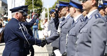 Święto Policji w Częstochowie: funkcjonariuszy awansowano na Placu Biegańskiego