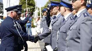 Święto Policji w Częstochowie: funkcjonariuszy awansowano na Placu Biegańskiego