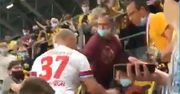 Skandal w Niemczech. Piłkarz wbiegł na trybuny i zaczął bić kibica