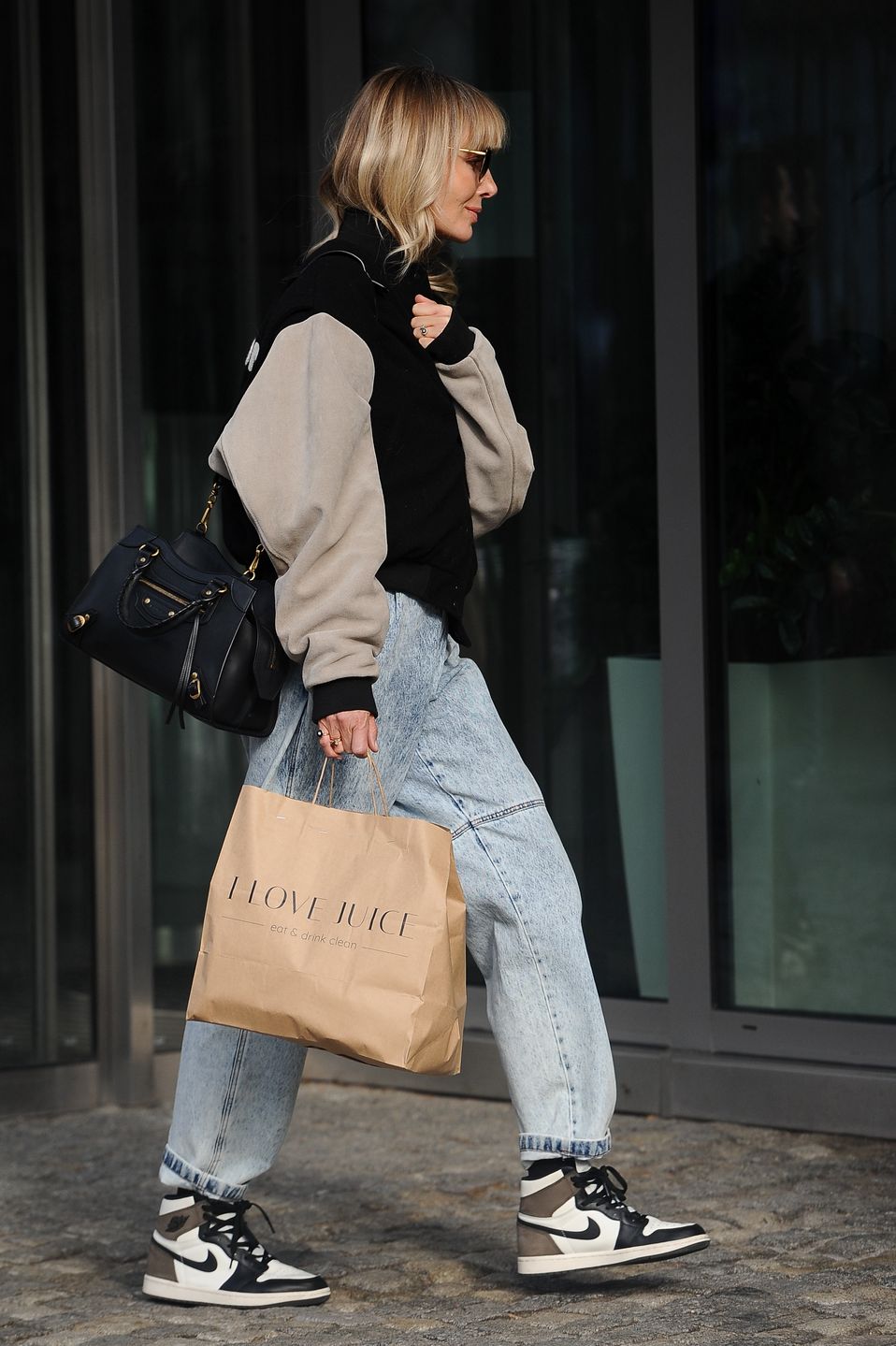 Wiosenna Agnieszka Woźniak-Starak opuszcza studio TVN w sportowej stylizacji