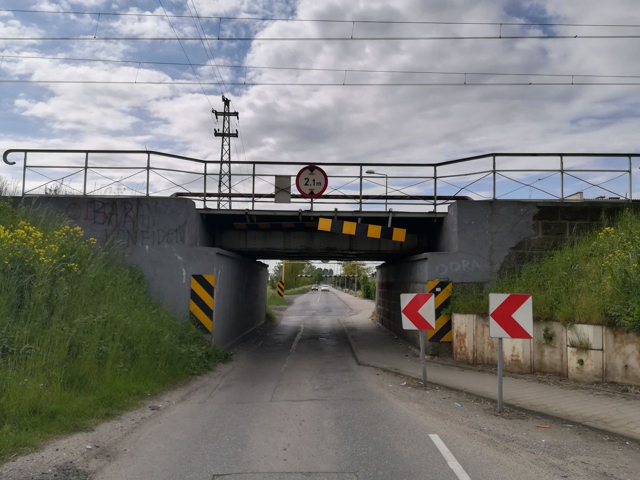 Linia E59 w wielu miejscach wymaga jeszcze drogiej metamorfozy. Na zdjęciu wiadukt w Opolu (fot. PKP Polskie Linie Kolejowe S.A.)