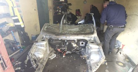 Dziupla rozbita pod Warszawą. Kradziona toyota z Berlina i dziesiątki części w rękach policji