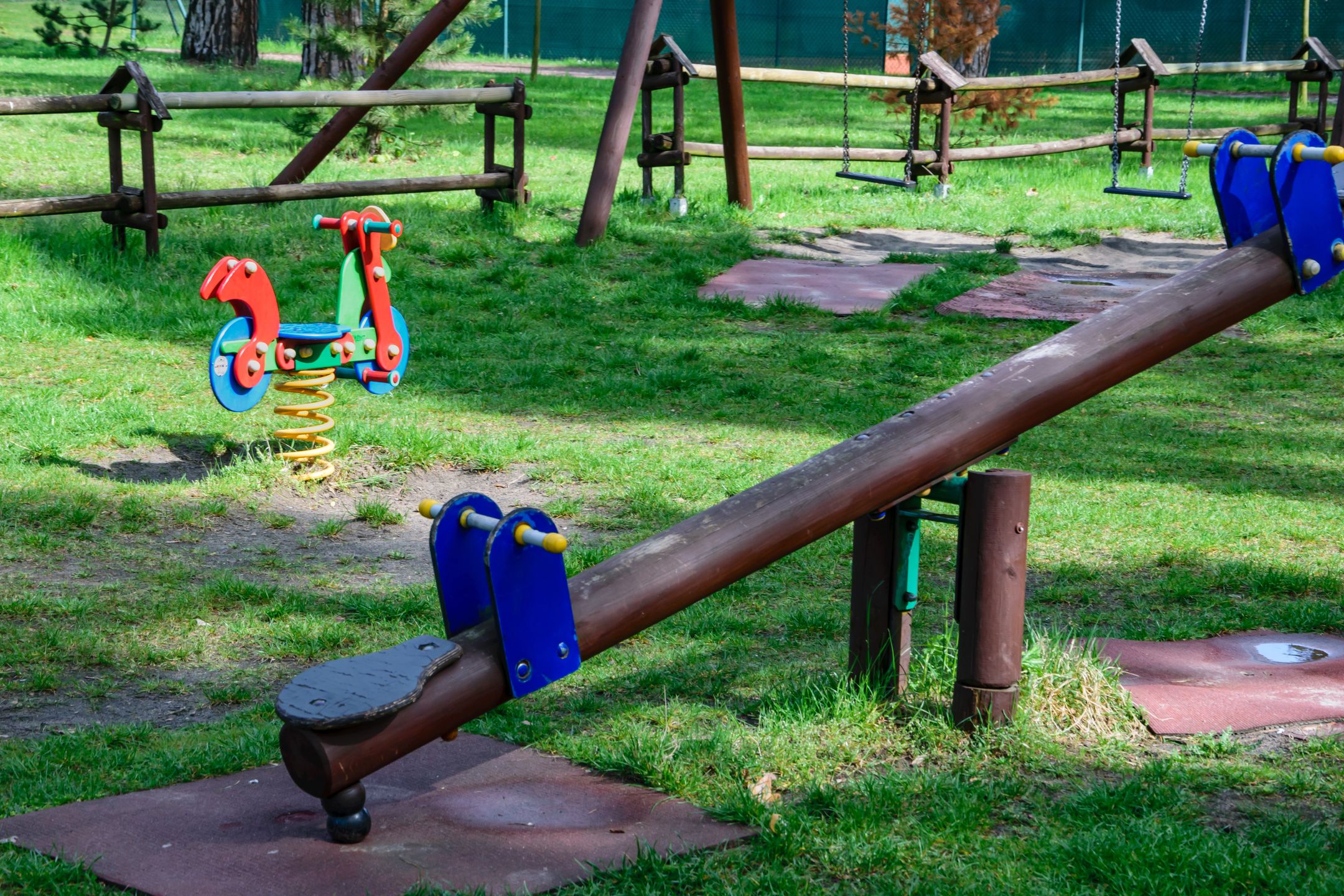 plac, na wolnym powietrzu, plac zabaw, park, zabawa, trawa, dziecko, lato, natura, zielony, pusty, wolny czas, wiosna, aktywny, nikt, dzieci, frajda, lud, charakter, sport, dostosowanie, osoba, dziewczyna, dla dzieci, konik, bez ludzi, wioska, na wsi, miasteczko, miejsce