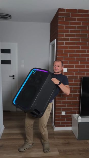 Ten głośnik Bluetooth waży 23 kg. Bas wgniata w fotel