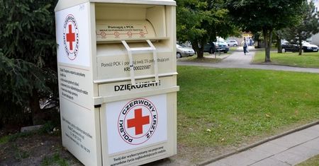 Masz używaną odzież? Wstrzymaj się z jej wrzuceniem do pojemnika PCK