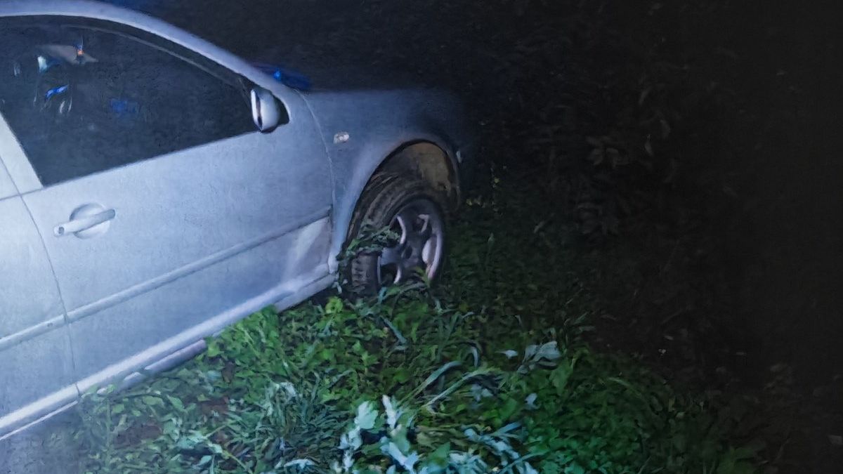 Pijany kierowca volkswagena uderzył w hondę i wpadł do rowu