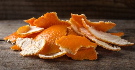 Włóż skórkę pomarańczy do butów. Lepsze niż drogie spraye