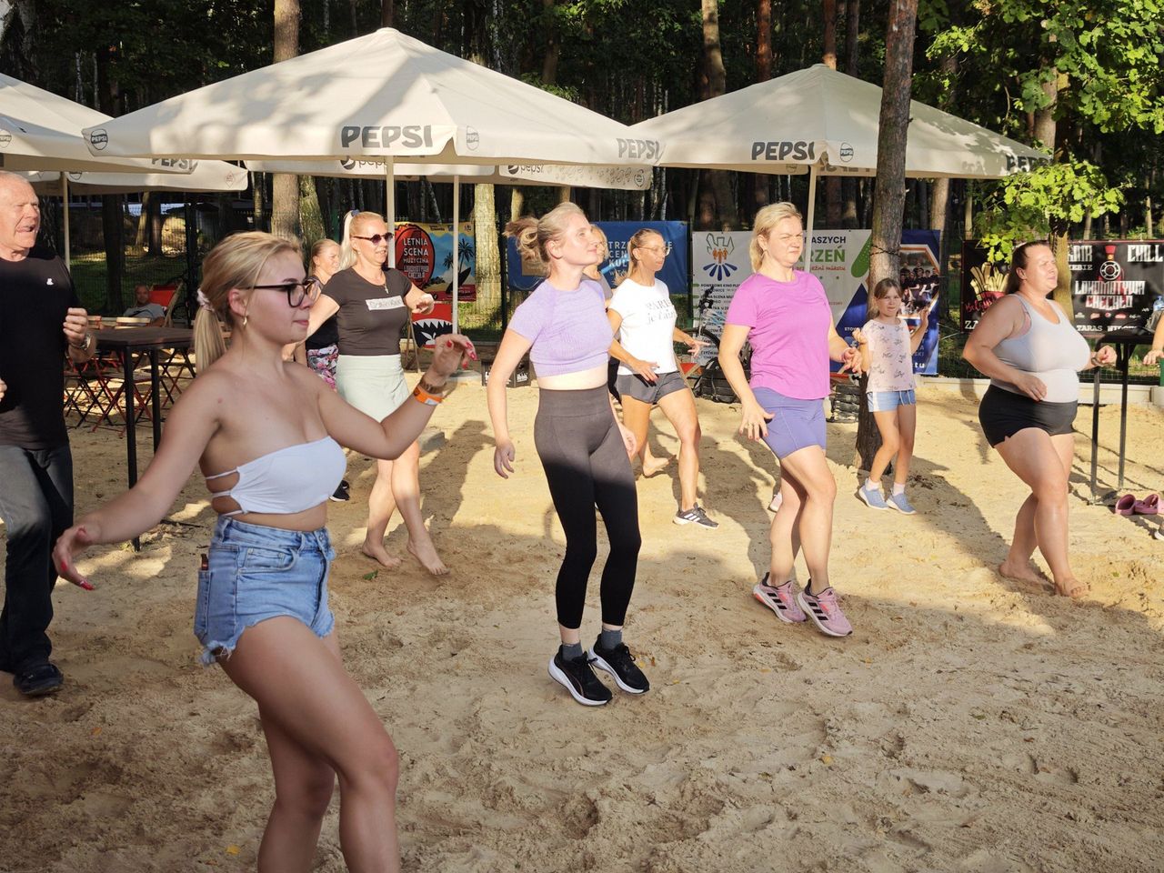 Trzebinia: Zumba nad zalewem Chechło. Taneczny początek weekendu na plaży