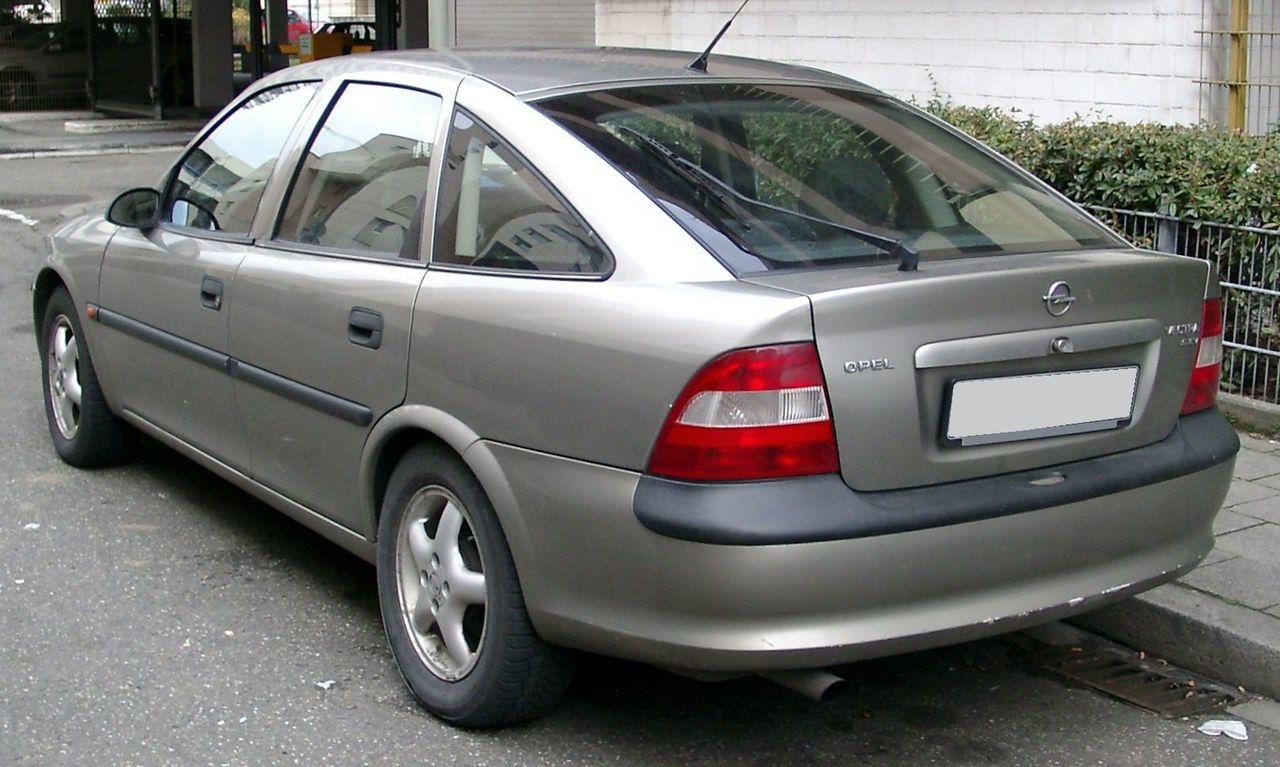 Opel Vectra jest przykładem samochodu, w którym jedno ze świateł pozycyjnych tylnych zintegrowane jest z przeciwmgielnym, ale tylko po stronie kierowcy.