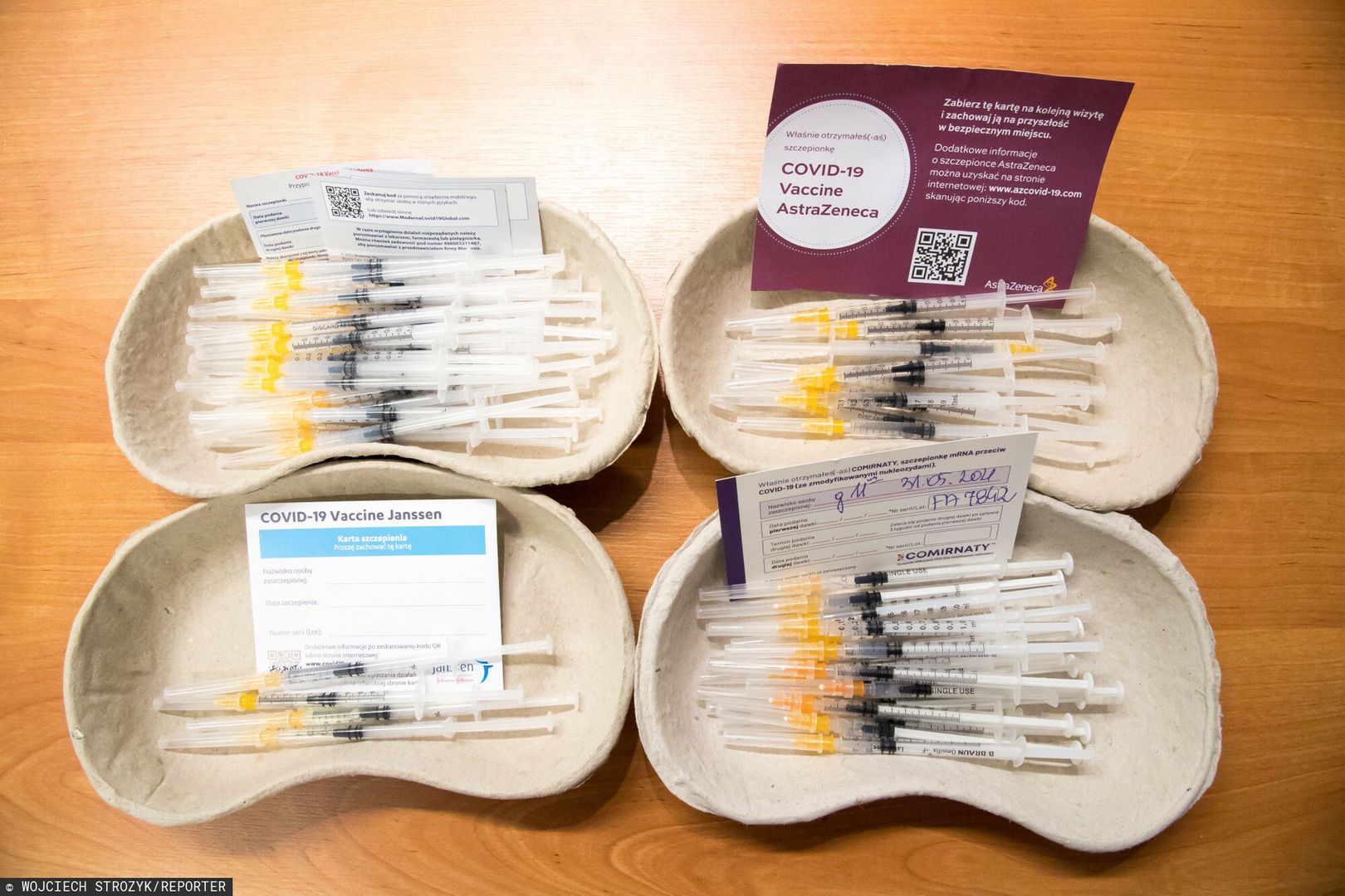 Punkt szczepie? powszechnych w Gda?sku31.05.2021 Gdansk Punkt szczepien powszechnych przeciwko COVID-19  Fot. Wojciech Strozyk/REPORTER
N/z: szczepionki Moderna Pfizer BioNTech Johnson Johnson AstraZenecaWojciech Strozyk/REPORTER