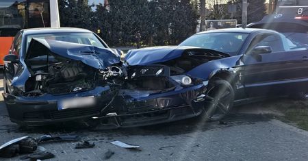 Mustang zderzył się z volkswagenem. Nie ustąpił pierwszeństwa