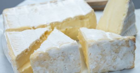 Leży na półce obok goudy i twarogu, ale wielu nie docenia. Wzmacnia kości, zmniejsza ryzyko zawału