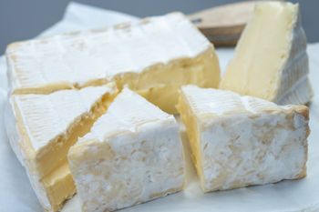 Leży na półce obok goudy i twarogu, ale wielu nie docenia. Wzmacnia kości, zmniejsza ryzyko zawału