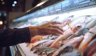 "Obsługa rozdaje cukierki i wodę". Kolejka po ryby miała 75 metrów