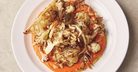 Pieczony kalafior. Szybki sos romesco i pieczone migdały
