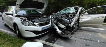 Zderzenie trzech aut na drodze wojewódzkiej. Dwie osoby trafiły do szpitala