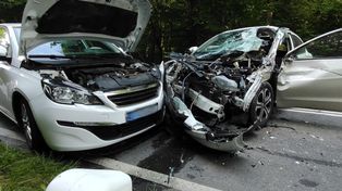 Zderzenie trzech aut na drodze wojewódzkiej. Dwie osoby trafiły do szpitala