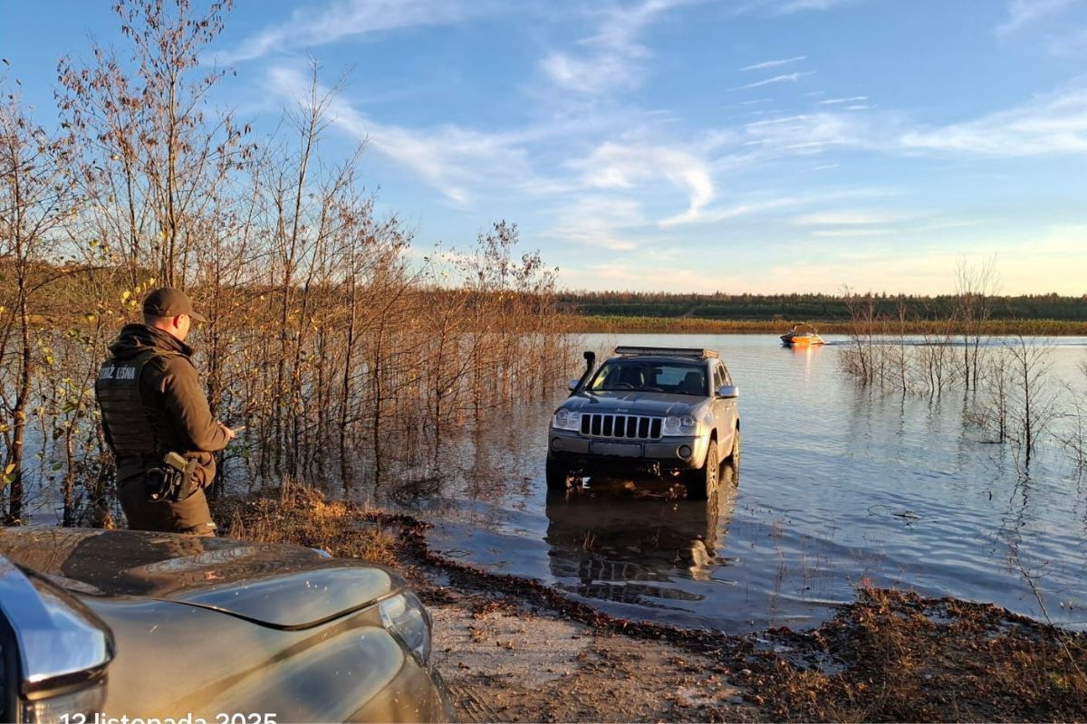 Stał na zalanym terenie. Nakryła go Straż Leśna. Taki dostał mandat