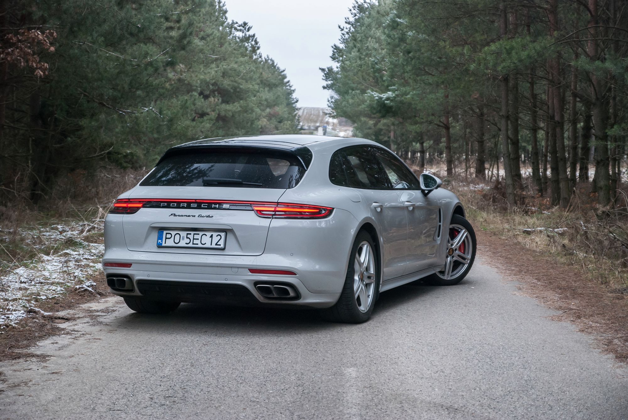 Efektowny, trzyczęściowy spoiler z limuzyny nie trafił do Sport Turismo
