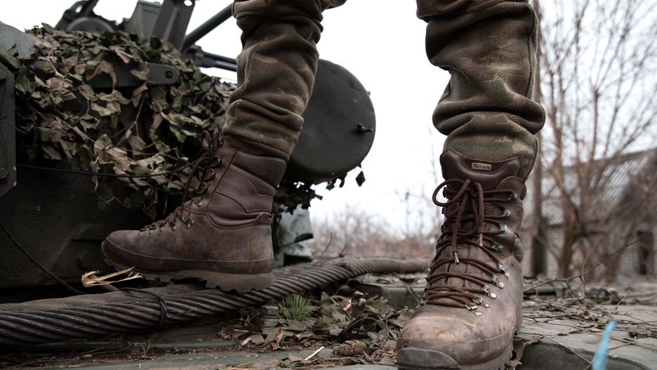 SLOVYANSK, UKRAINE - 2023/01/15: A Ukrainian soldier stands on top of a war tank during a break.
Slovyansk region hosts a high traffic of Ukrainian military vehicles. Tanks, soldiers and vans drive to their positions to repel Russian forces. (Photo by Ximena Borrazas/SOPA Images/LightRocket via Getty Images)