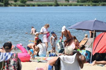 Bałtyk? Nie,  kąpielisko Hubertus w Mysłowicach. Tylko parawanów brakuje. Wysoka temperatura, piaszczysta plaża i tłumy. Zobaczcie